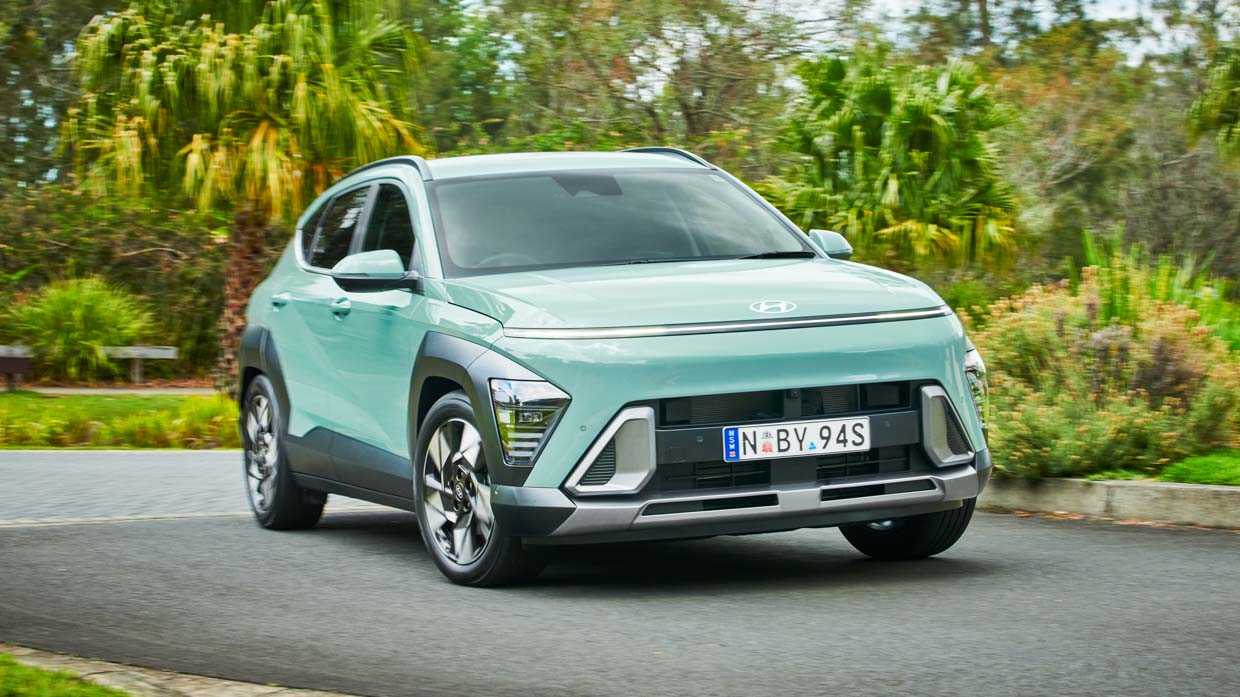 Hyundai Kona Hybrid Premium 2024 driving front close