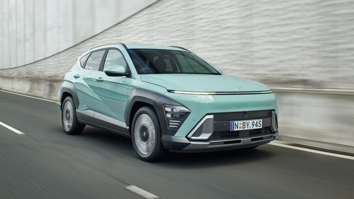 Hyundai Kona Hybrid Premium 2024 driving front highway