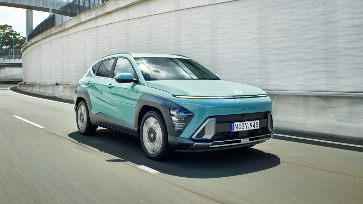 Hyundai Kona Hybrid Premium 2024 driving front highway 2