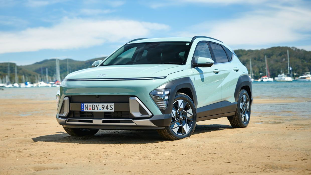 Hyundai Kona Hybrid Premium 2024 front 3/4 2