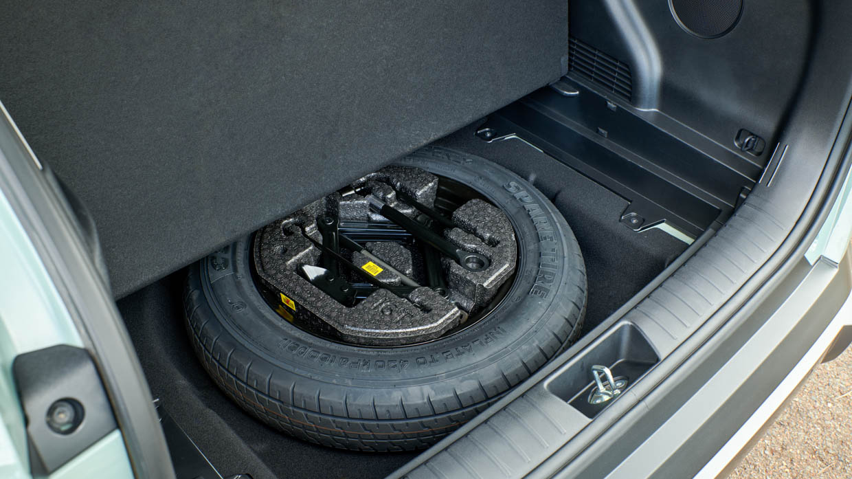 Hyundai Kona Hybrid Premium 2024 interior boot spare