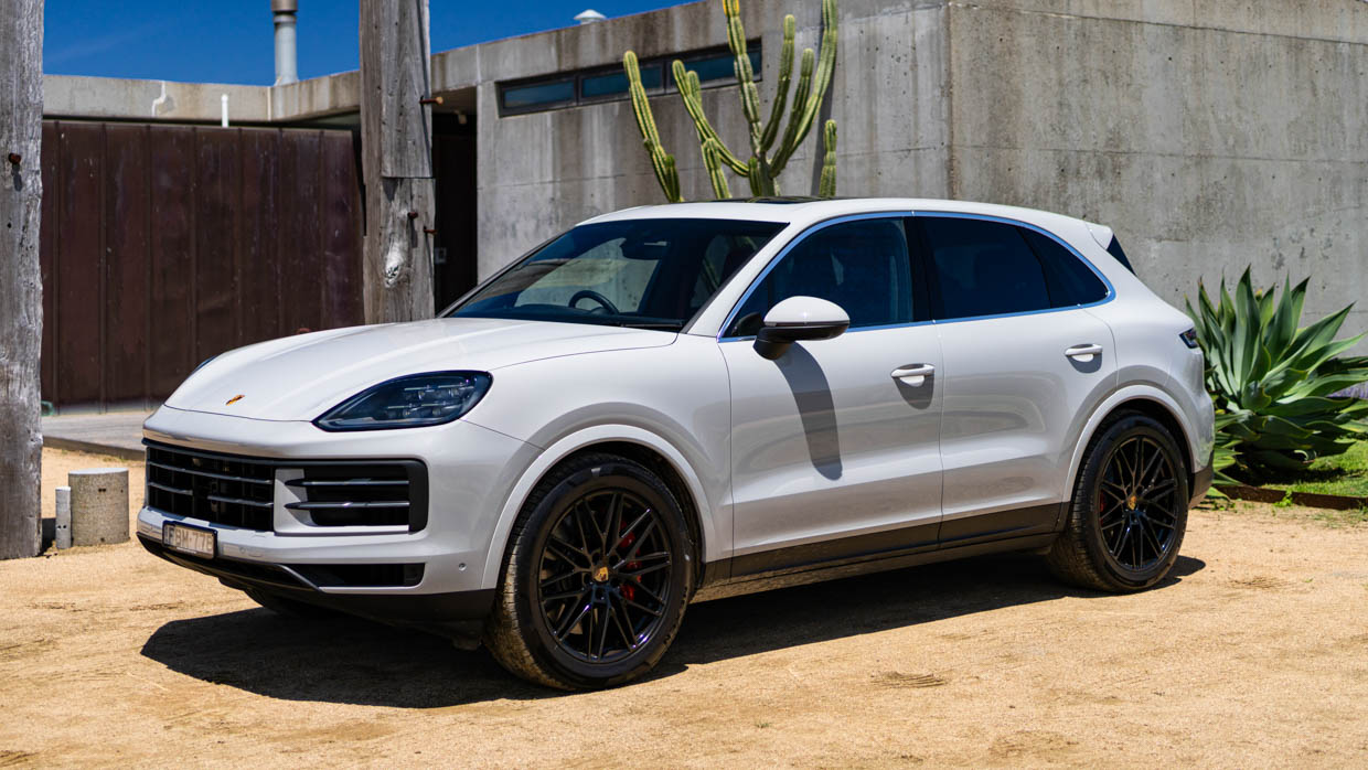 Porsche Cayenne S 2024 front 3/4 building 2
