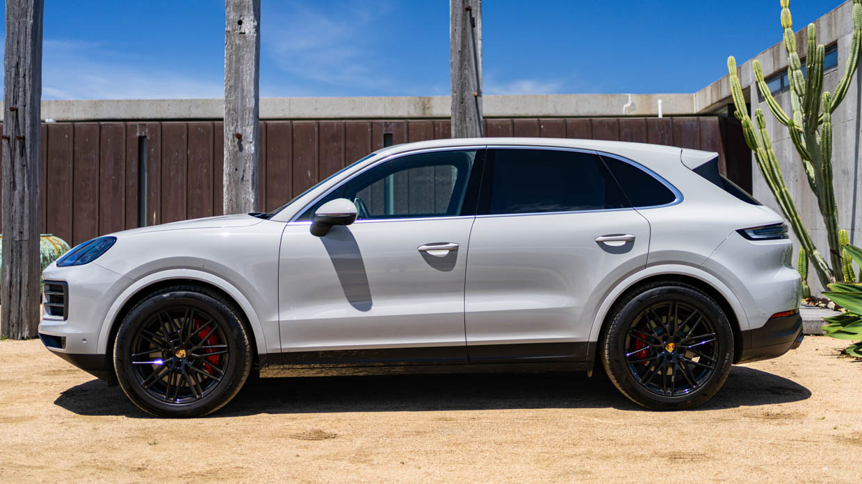 Porsche Cayenne S 2024 side building 2