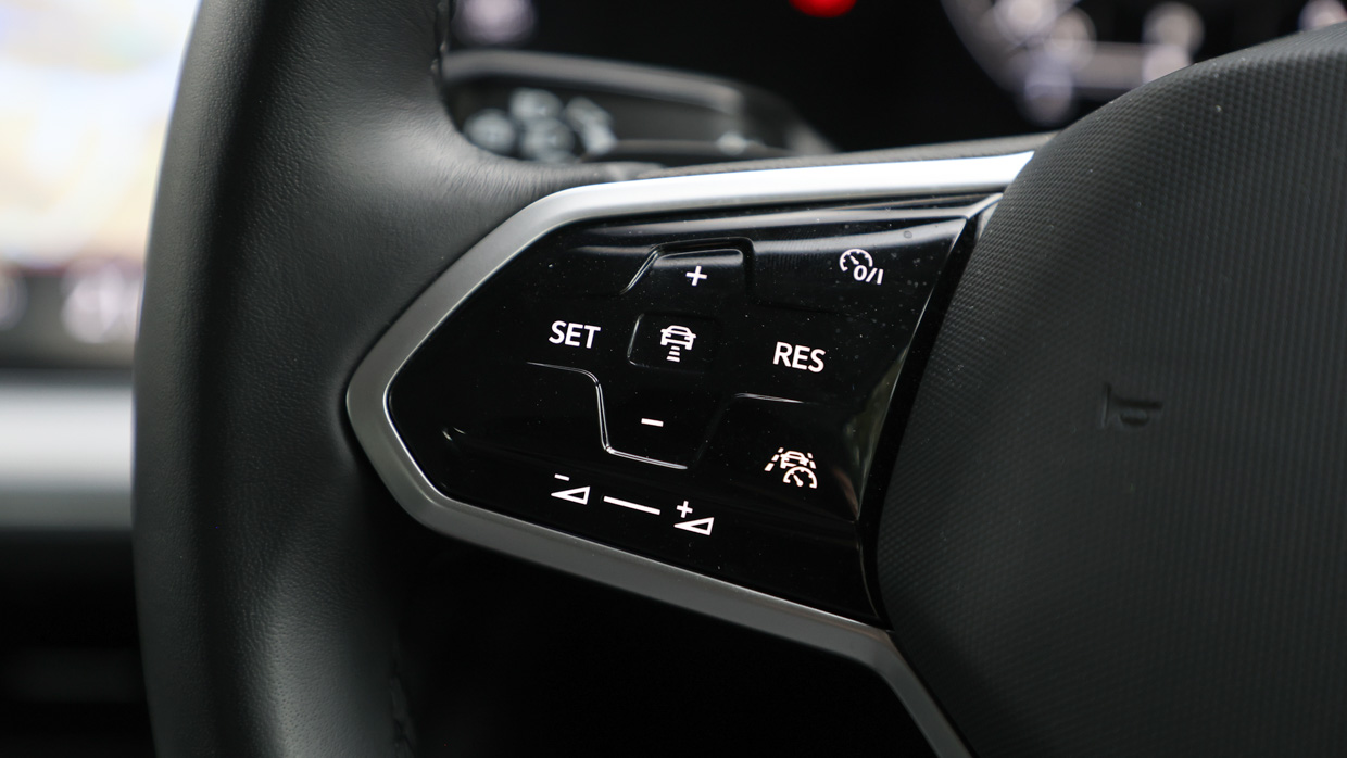 Volkswagen Touareg 170TDI 2024 steering wheel buttons