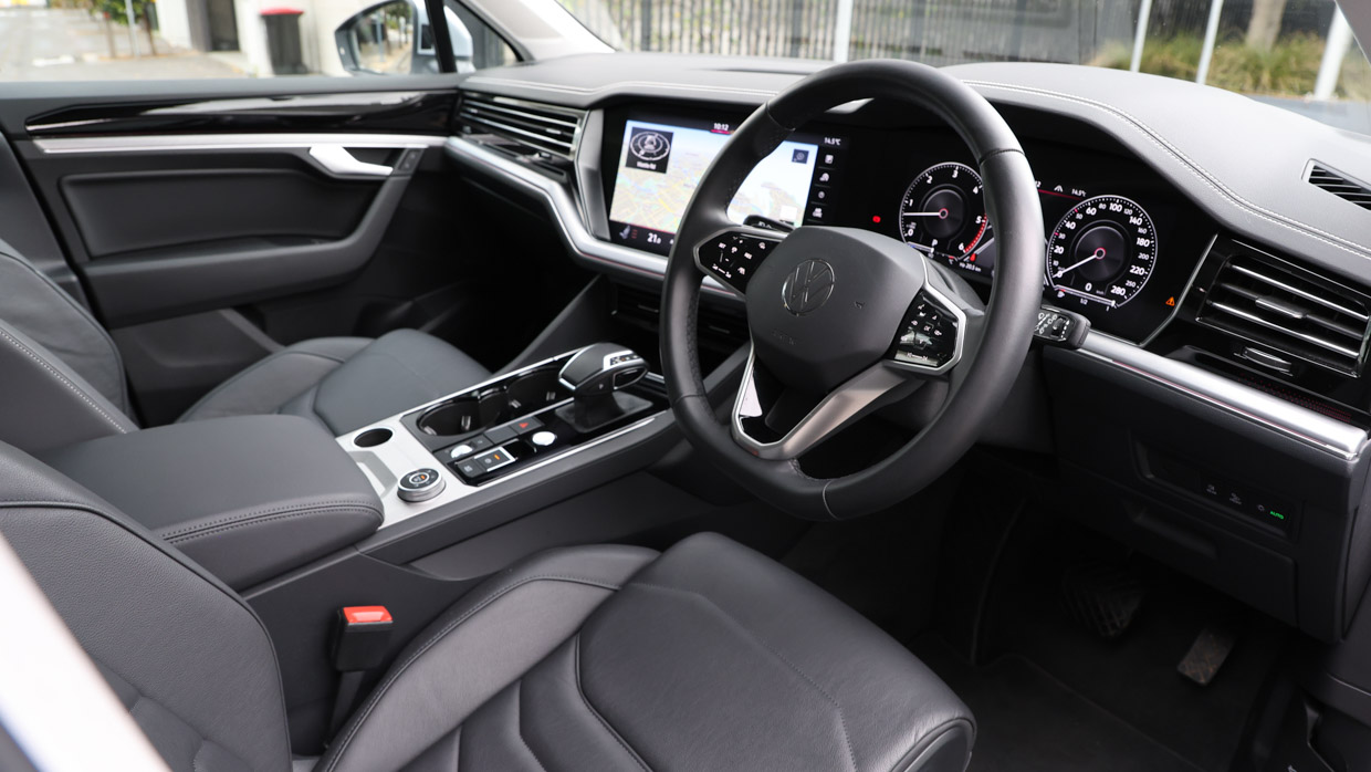 Volkswagen Touareg 170TDI 2024 front seats