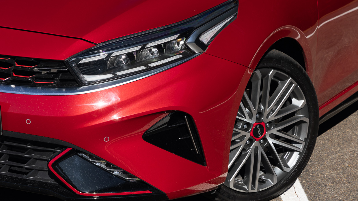 Kia Cerato GT 2024 front 3/4 close