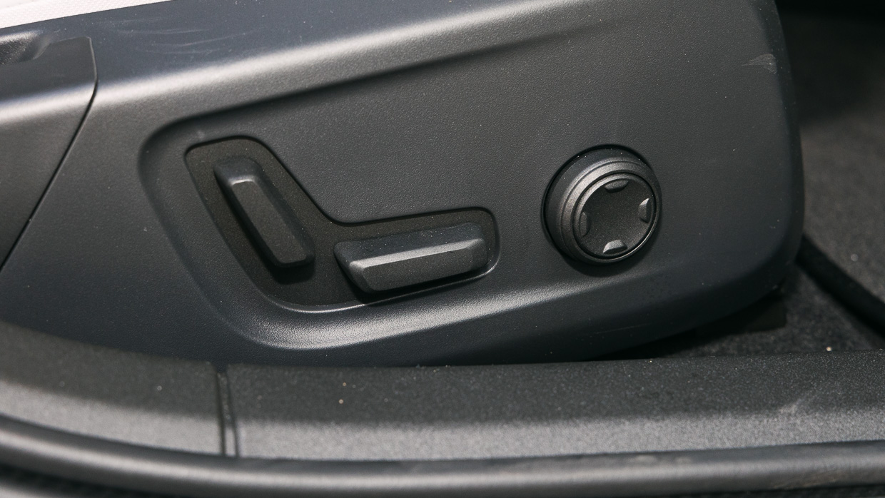Polestar 2 LR RWD 2023 interior seat buttons