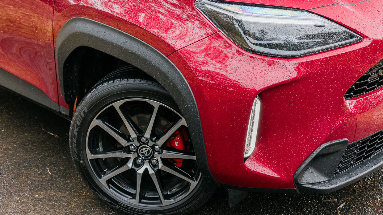 Toyota Yaris Cross GR Sport 2023 front 3/4 close