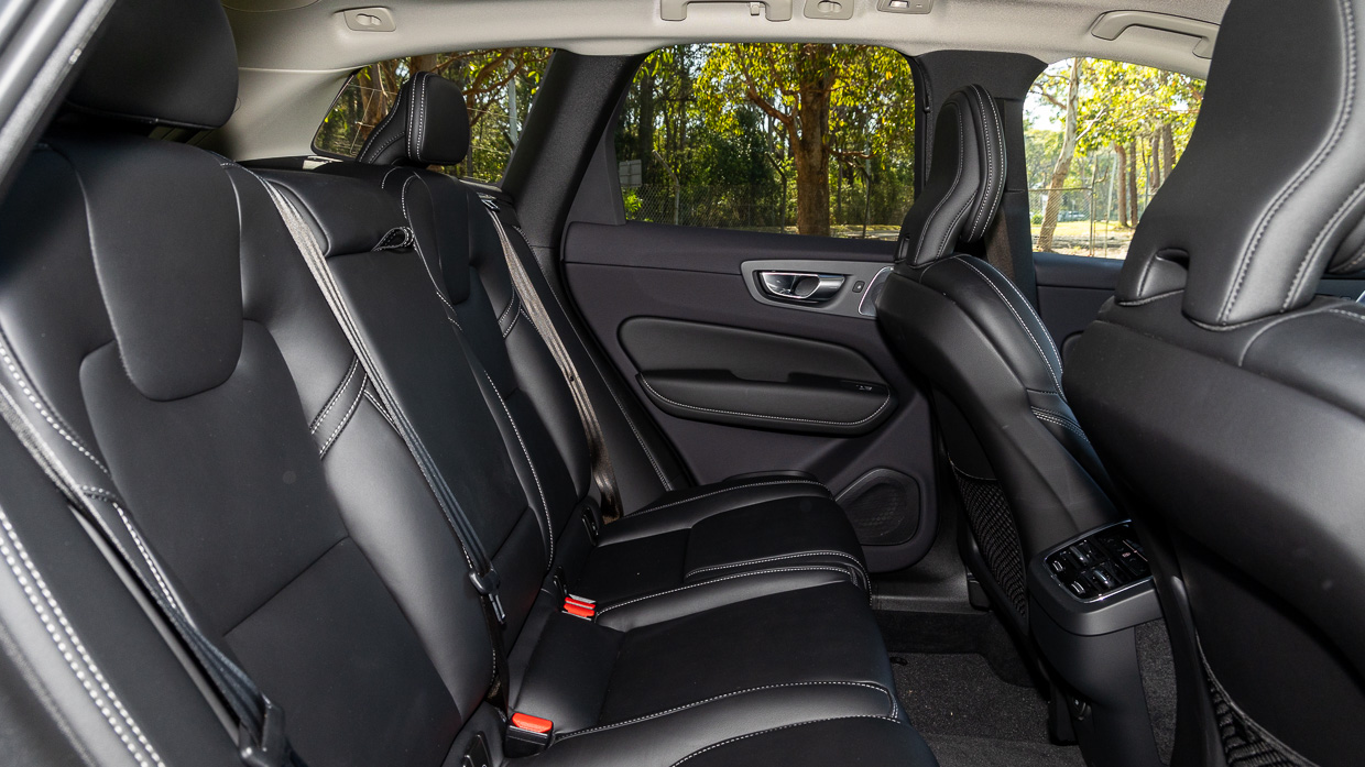 Volvo XC60 Ultimate B5 2024 back seats