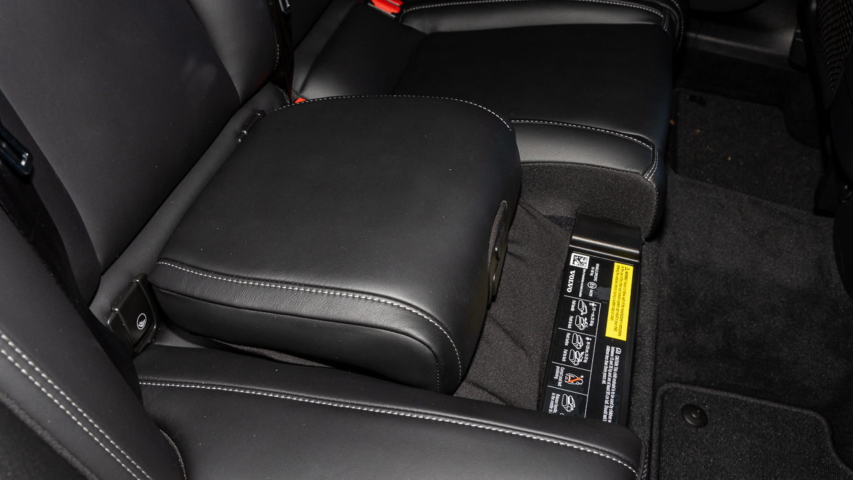 Volvo XC60 Ultimate B5 2024 back seats pop up