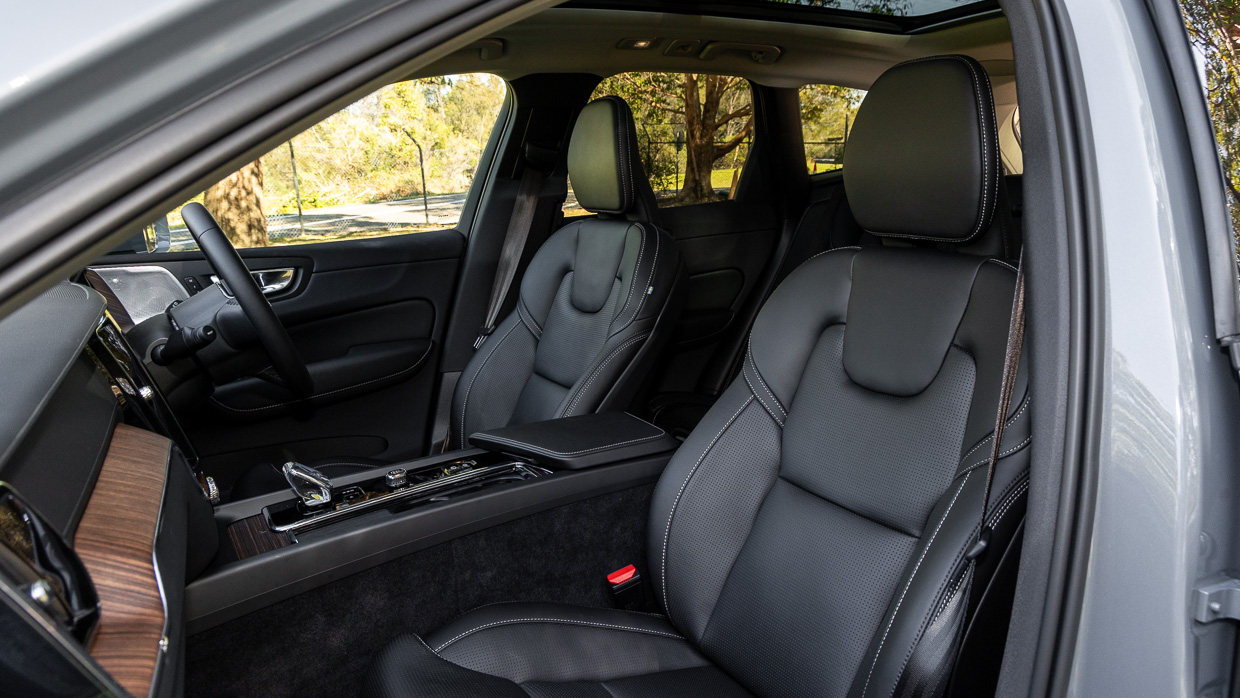 Volvo XC60 Ultimate B5 2024 interior front seats