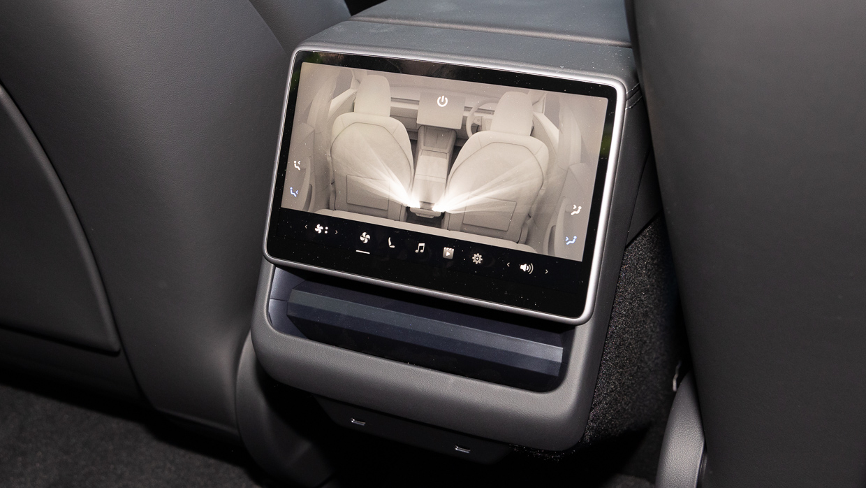 Tesla Model 3 RWD 2024 interior rear screen