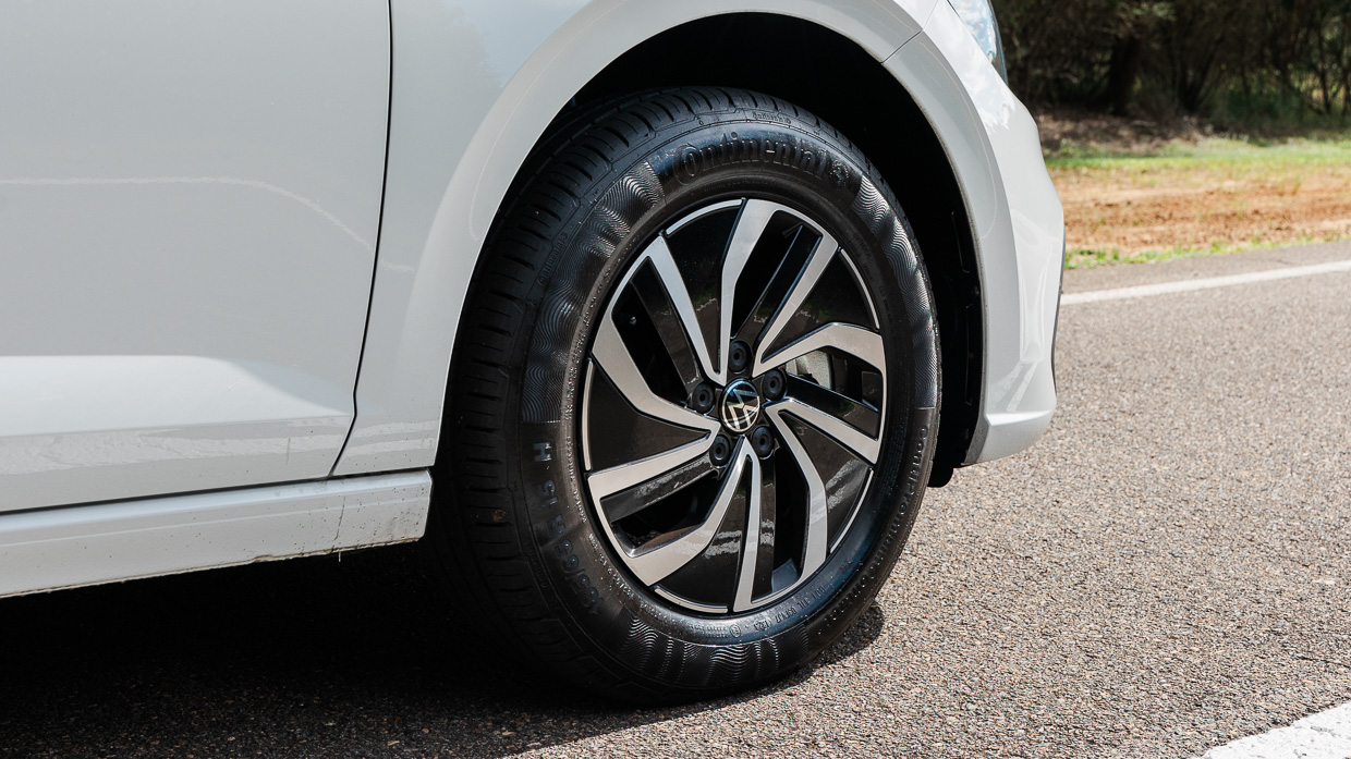 Volkswagen Polo Life 2024 front wheel