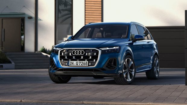 2024 Audi Q7 Ascari Blue entrance 3/4 perspective static