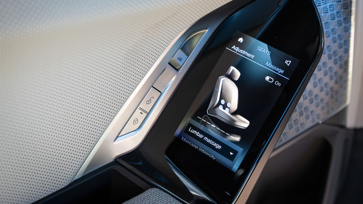 BMW i7 M70 2024 armrest screen