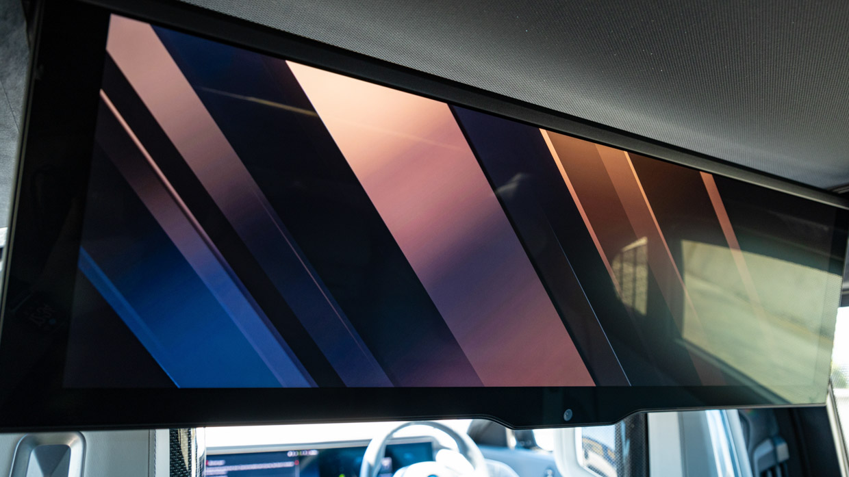BMW i7 M70 2024 back seat screen