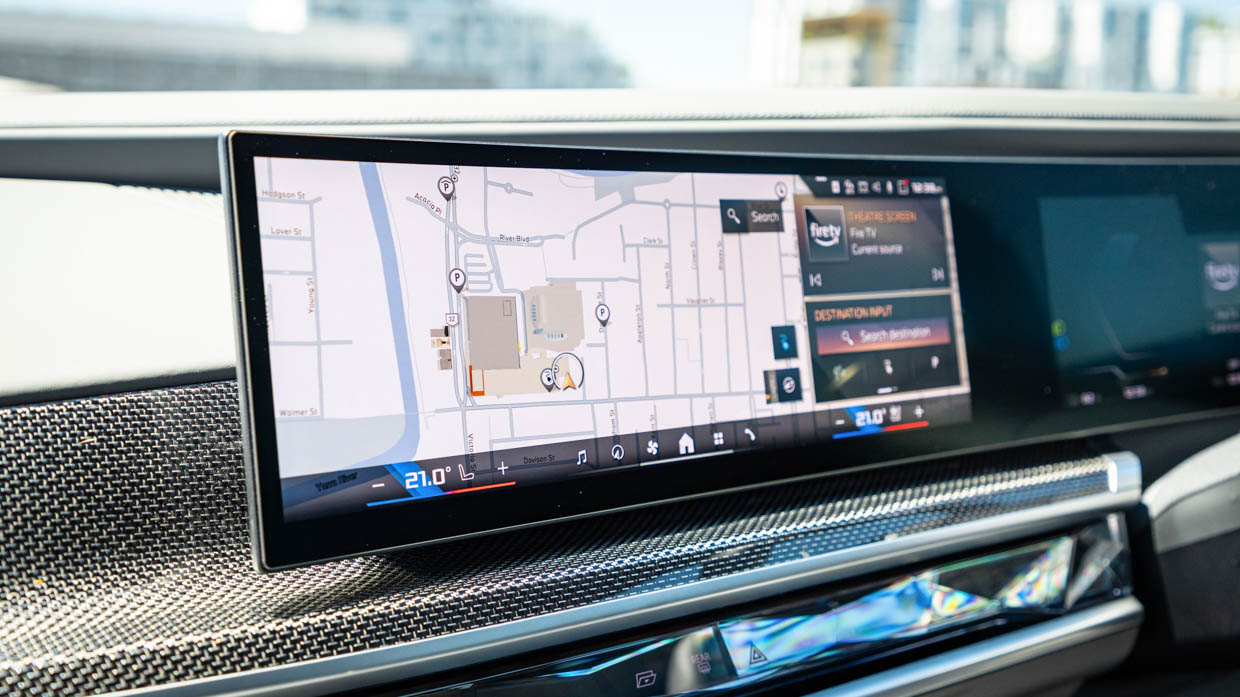 BMW i7 M70 2024 touchscreen