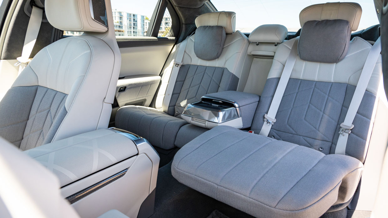 BMW i7 M70 2024 back seat