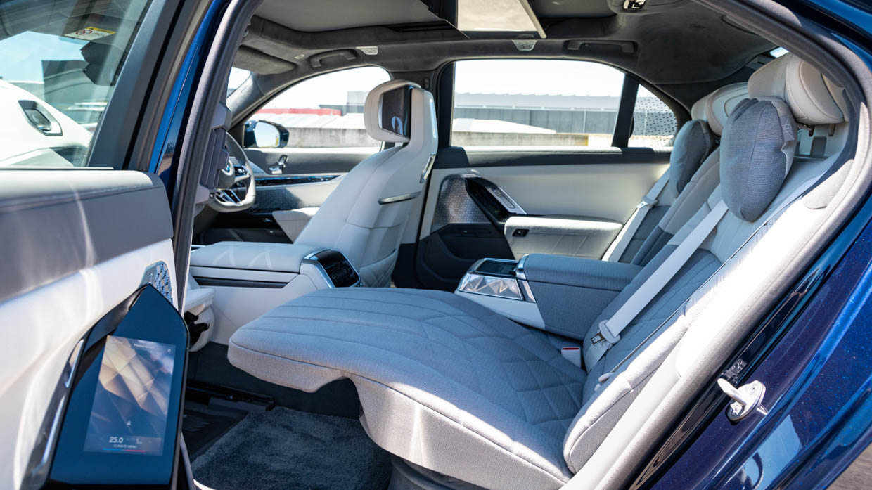 BMW i7 M70 2024 back seat 2