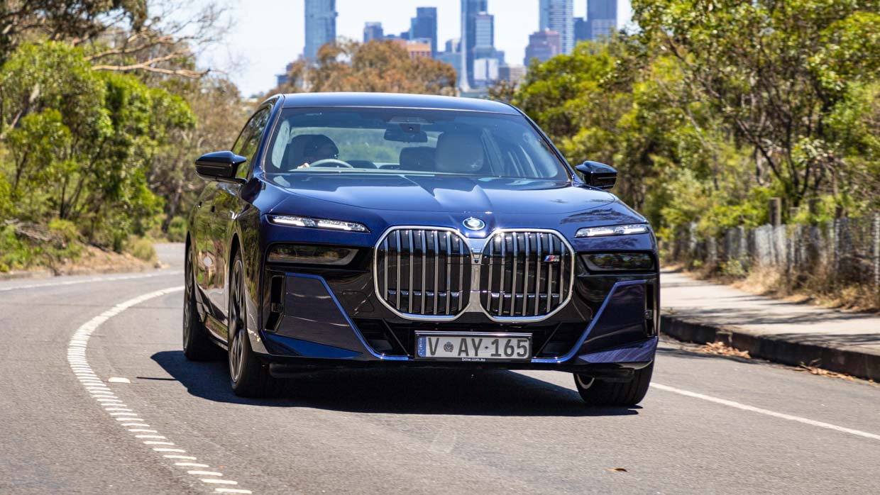 BMW i7 M70 2024 driving front