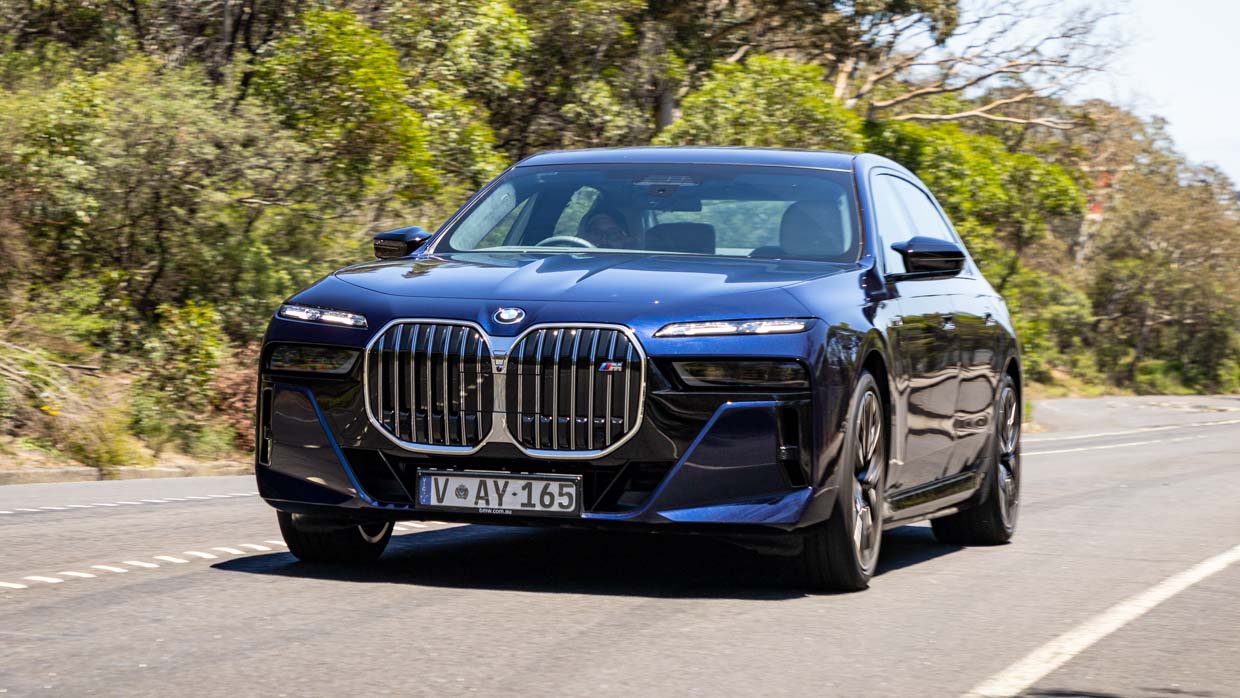 BMW i7 M70 2024 driving front 3