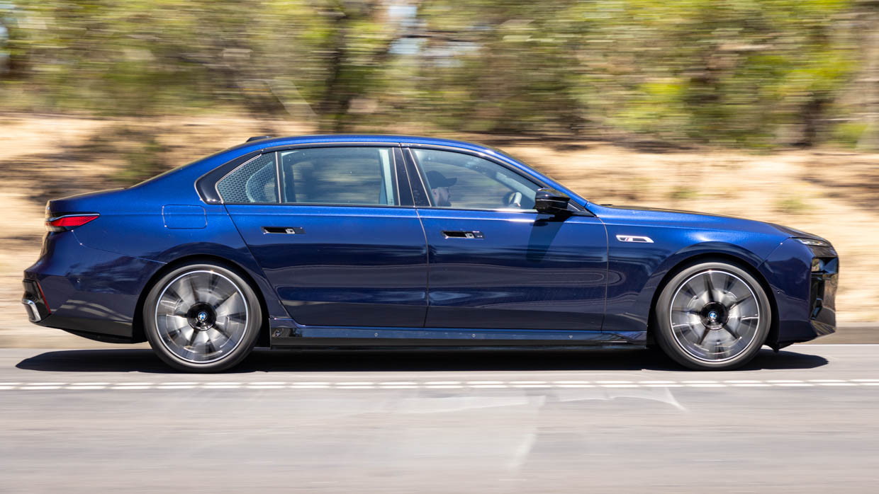 BMW i7 M70 2024 driving side