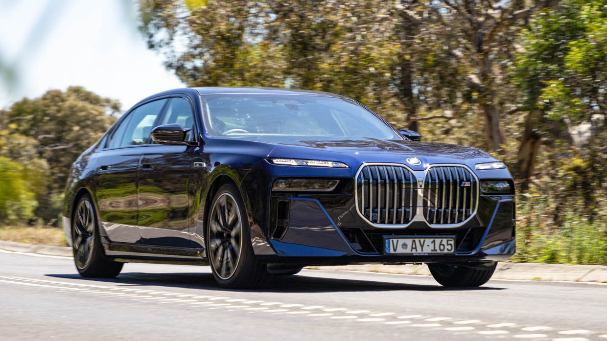 BMW i7 M70 2024 driving front 4