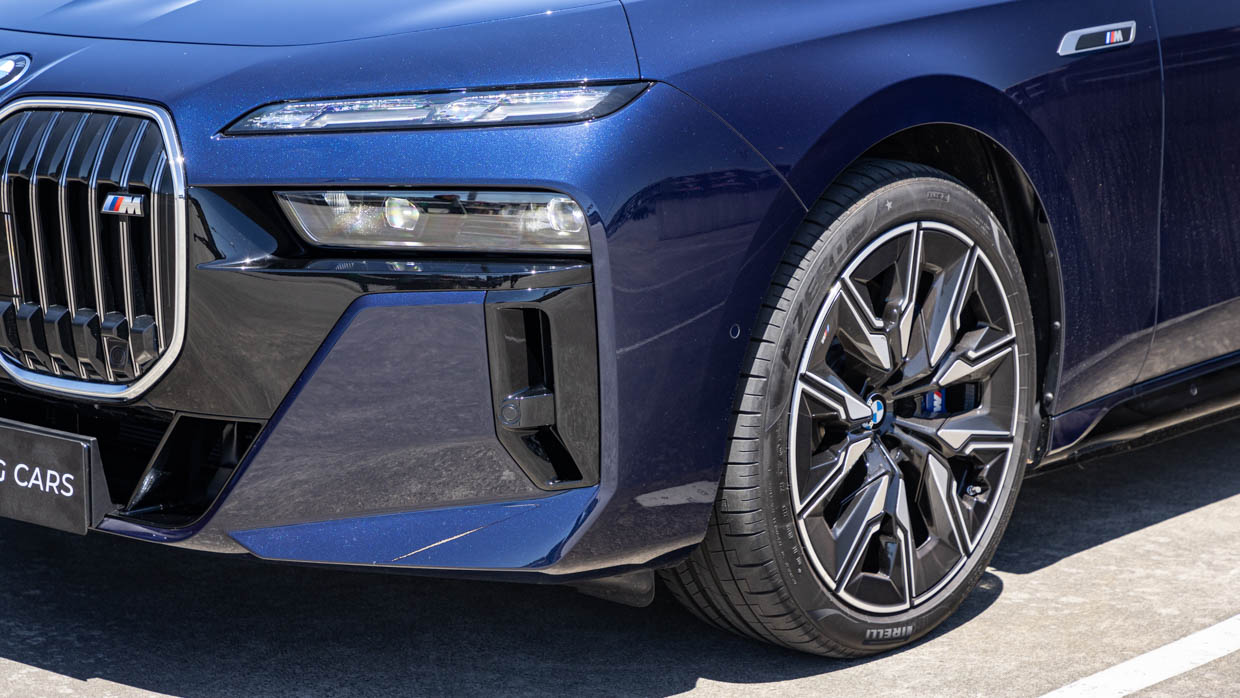 BMW i7 M70 2024 front close