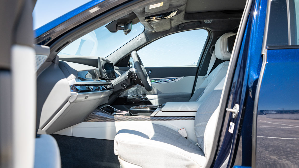 BMW i7 M70 2024 front seat