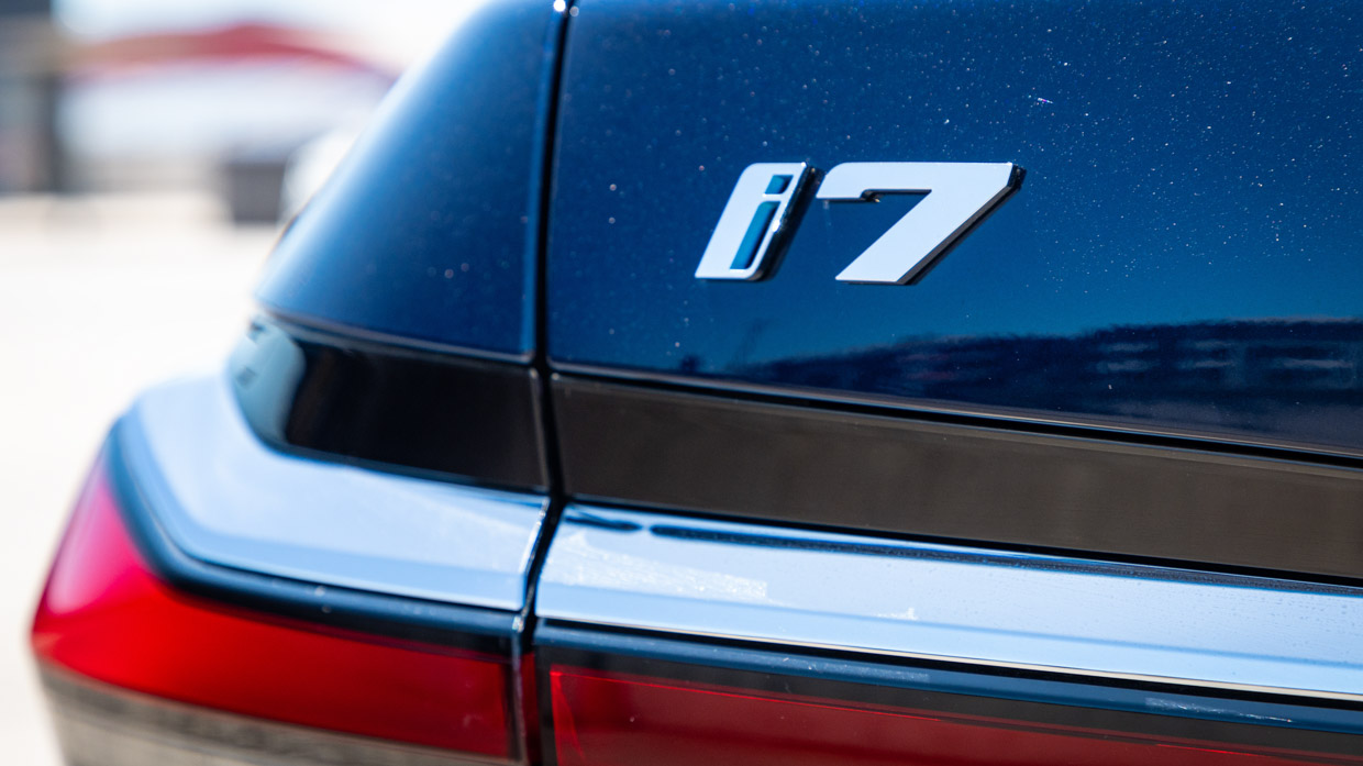 BMW i7 M70 2024 badge 2