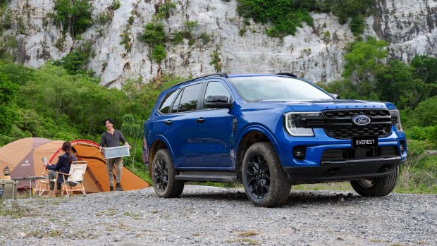 2024 Ford Everest Sport blue front 3/4 static camping