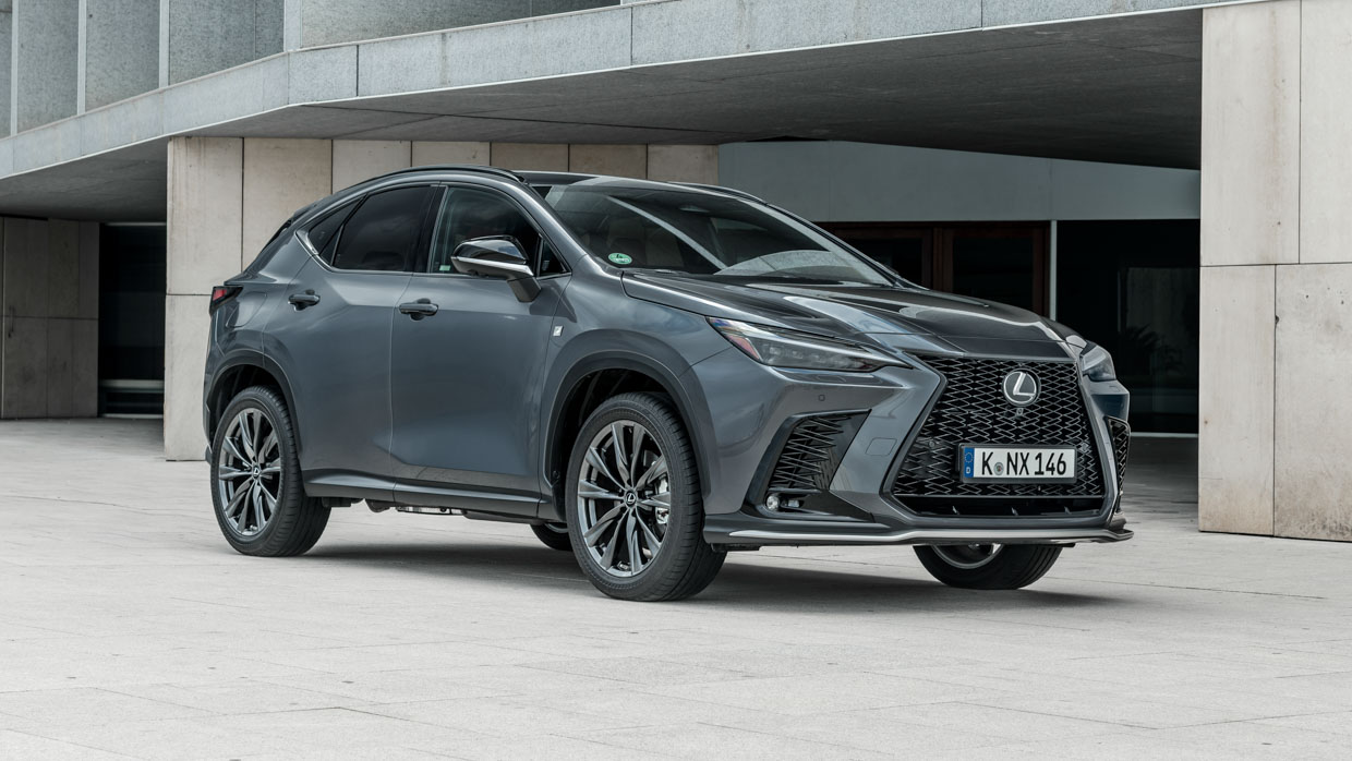 Lexus NX 450h+ 2023 front 3/4
