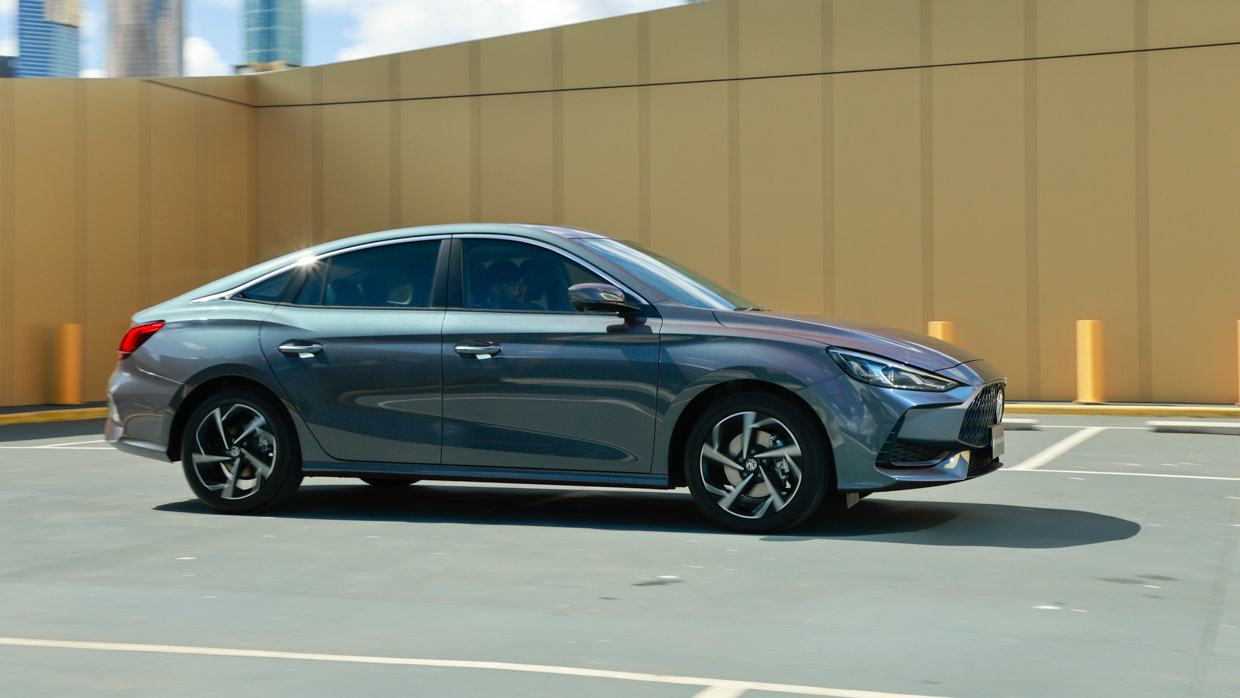 MG5 Essence 2023 driving 2