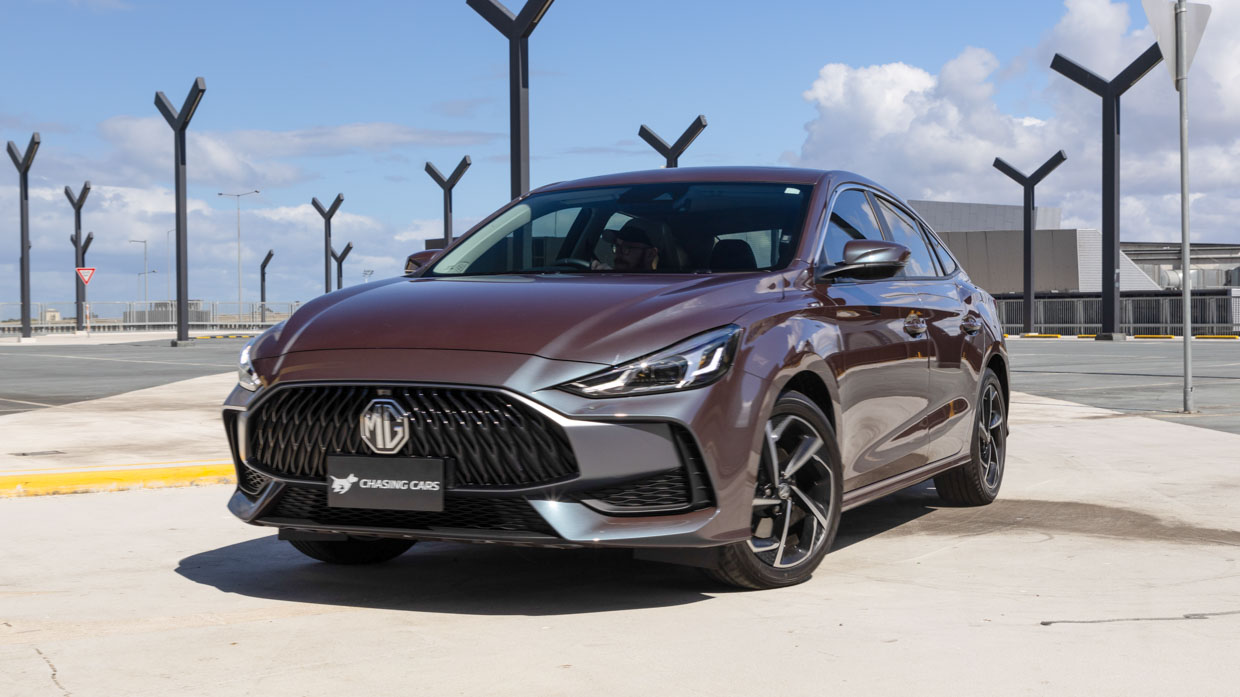 MG5 Essence 2023 driving 3