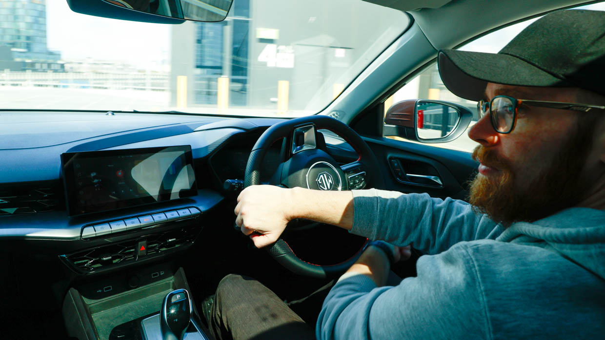 MG5 Essence 2023 driving interior