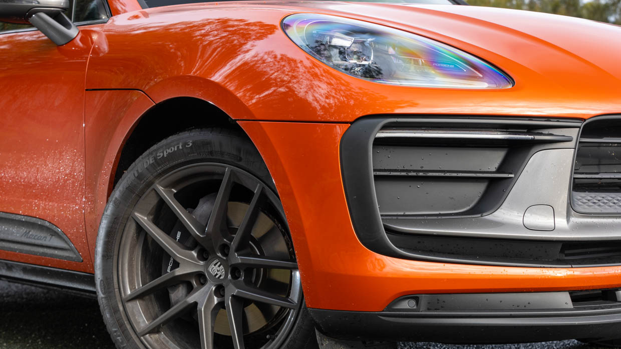 Porsche Macan T 2024 front close 2