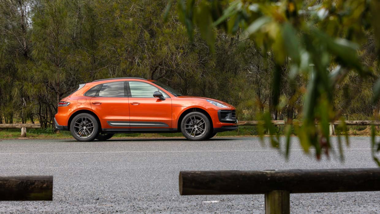 Porsche Macan T 2024 side far