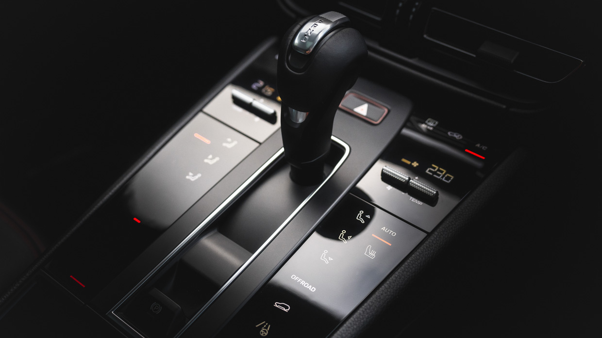 Porsche Macan T 2024 shifter