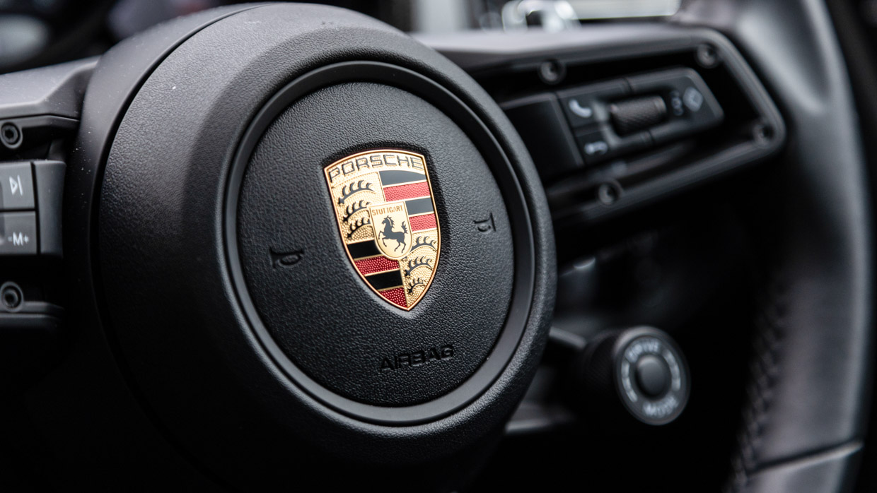 Porsche Macan T 2024 steering wheel