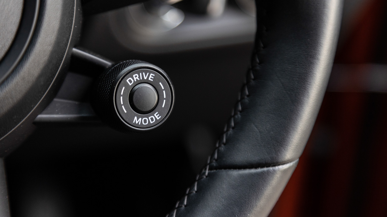 Porsche Macan T 2024 button