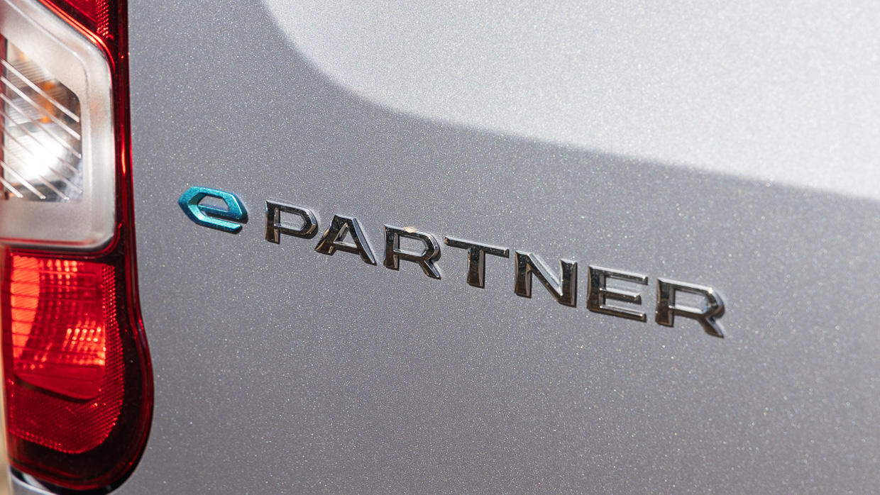 Peugeot E-Partner Pro 2024 badge