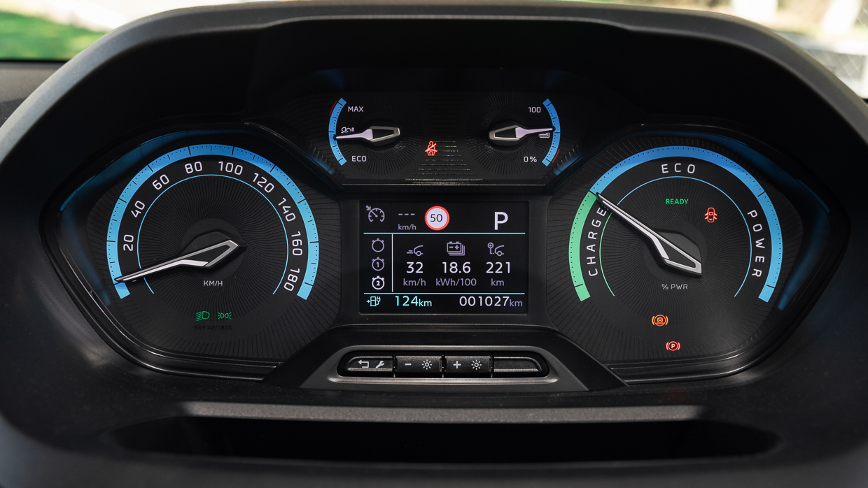 Peugeot E-Partner Pro 2024 interior gauge cluster 5