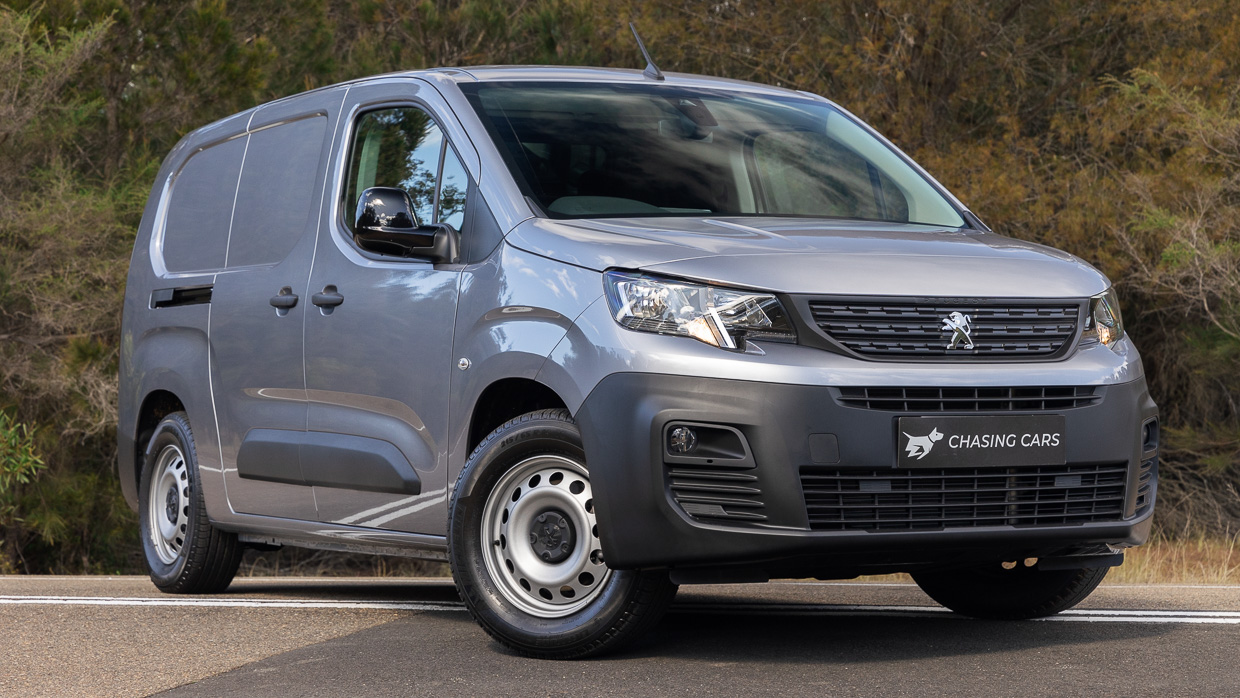 Peugeot E-Partner Pro 2024 front 3/4 close