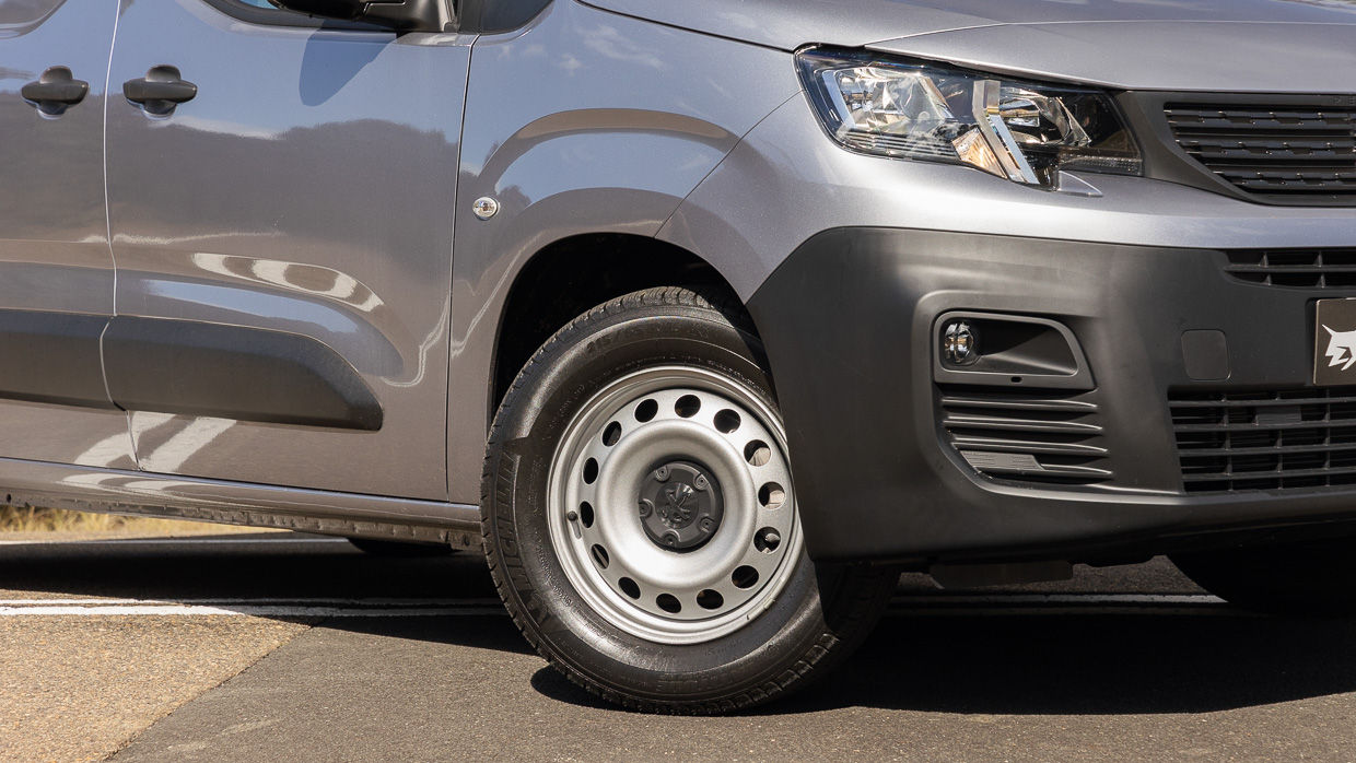 Peugeot E-Partner Pro 2024 front 3/4 closer