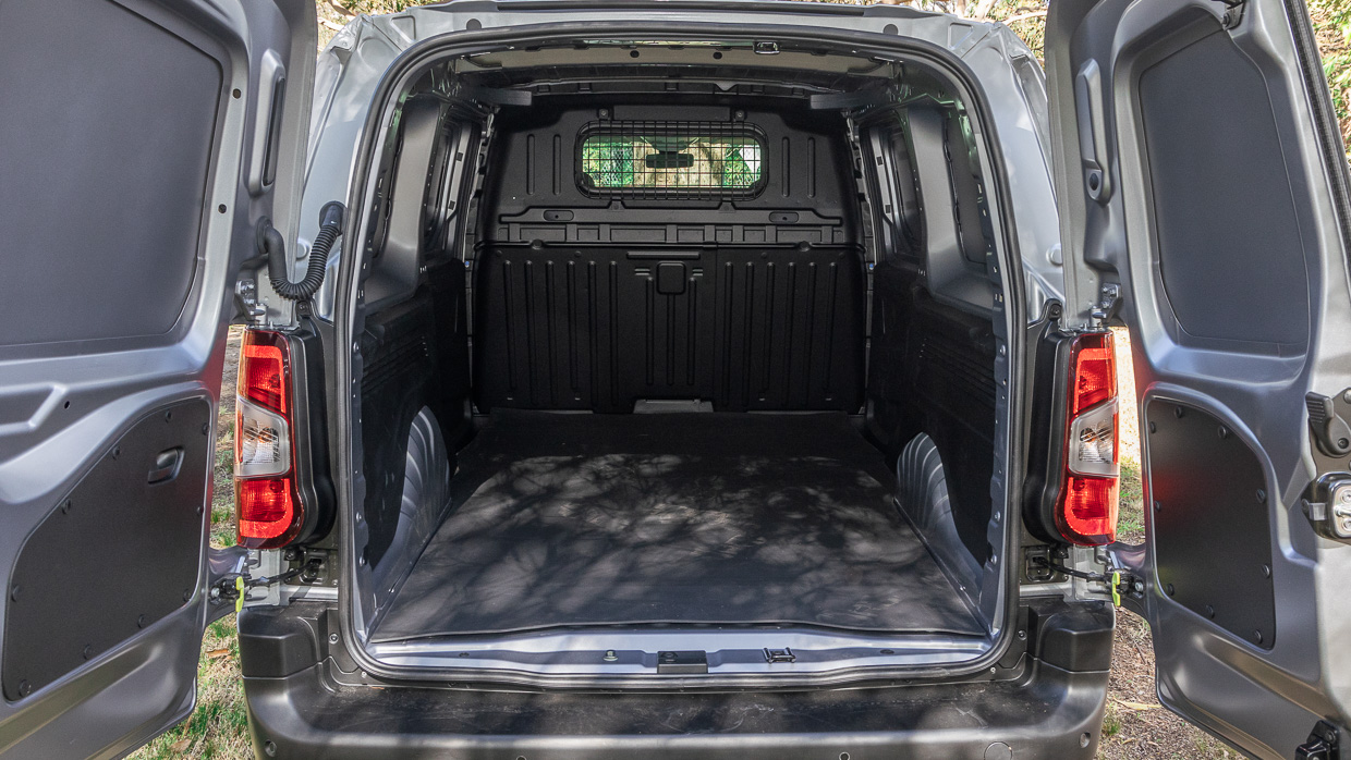 Peugeot E-Partner Pro 2024 storage area