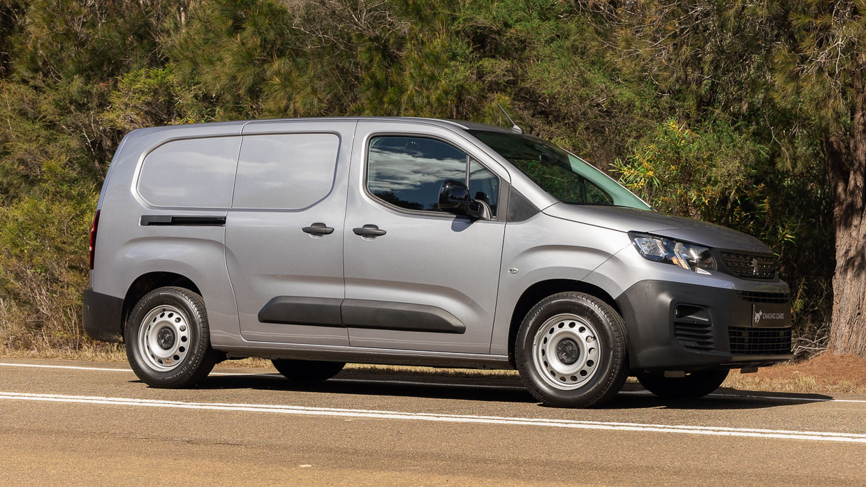 Peugeot E-Partner Pro 2024 front 3/4 2