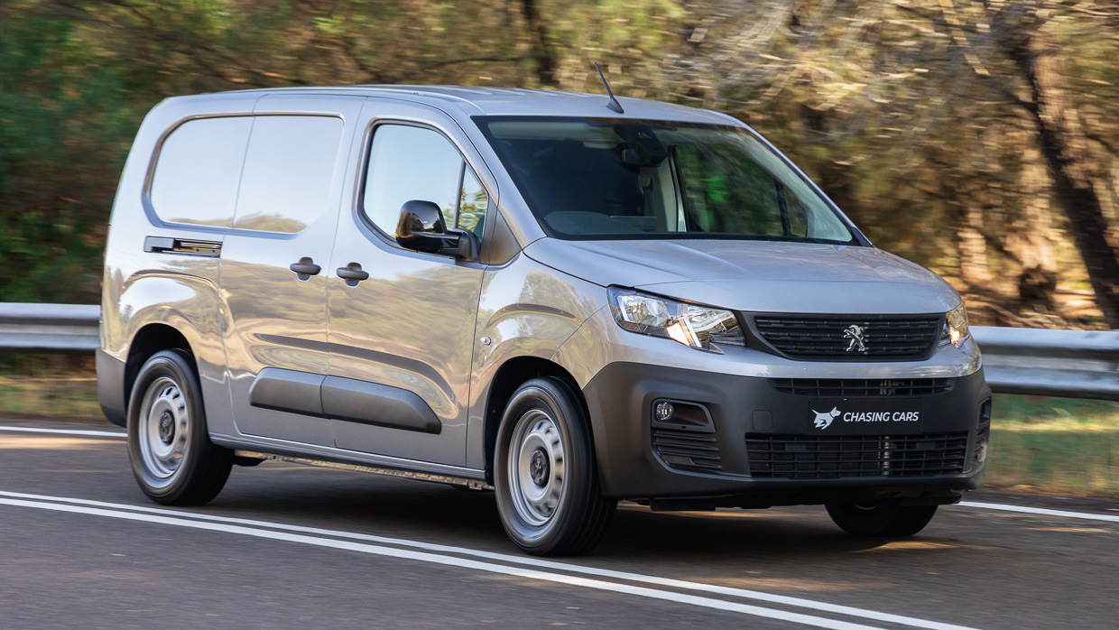 Peugeot E-Partner Pro 2024 driving front 4