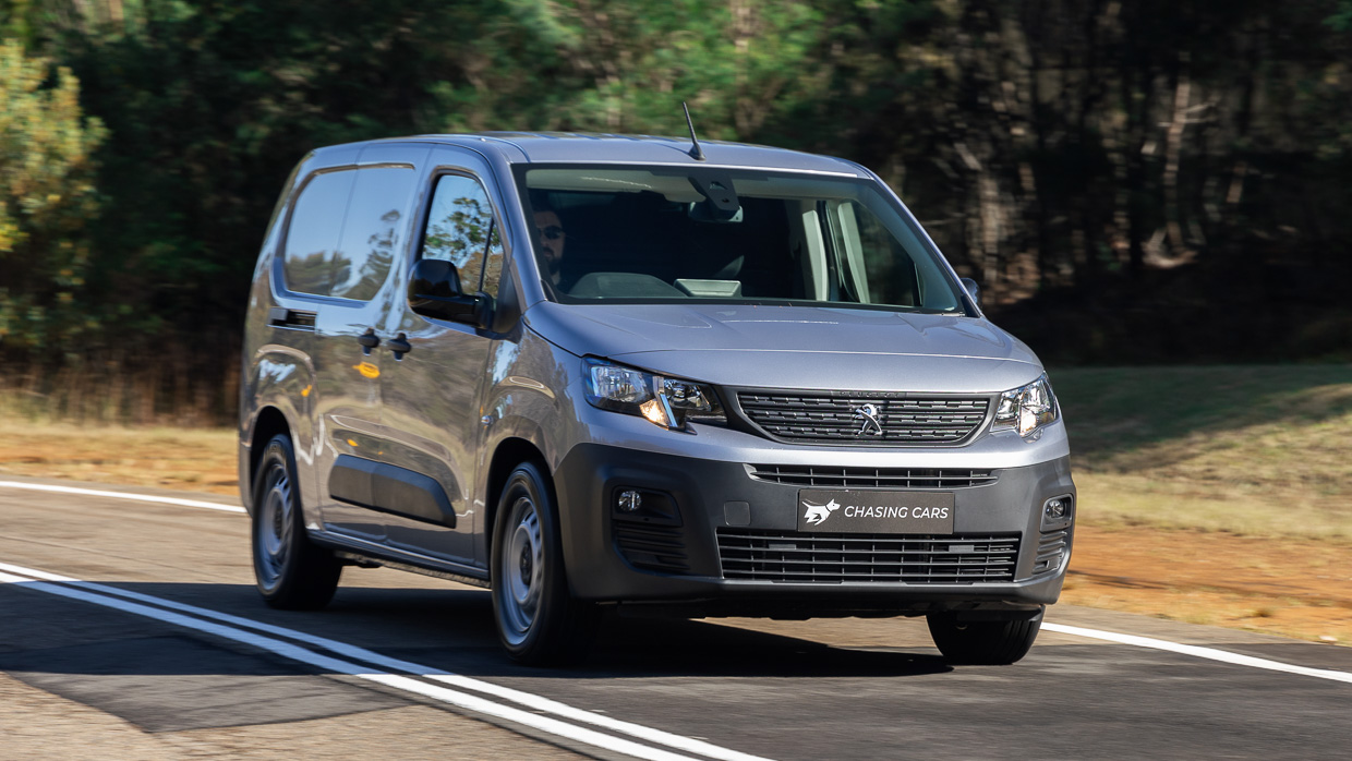 Peugeot E-Partner Pro 2024 driving front 11