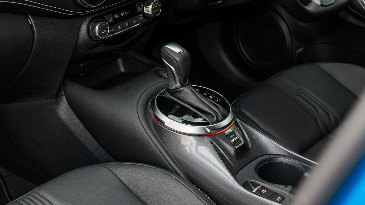 Nissan Juke ST-L 2024 interior shifter