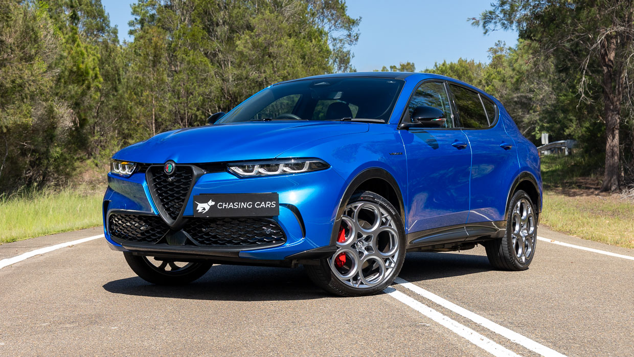 interiorAlfa Romeo Tonale Veloce PHEV 2024 front 3/4 2